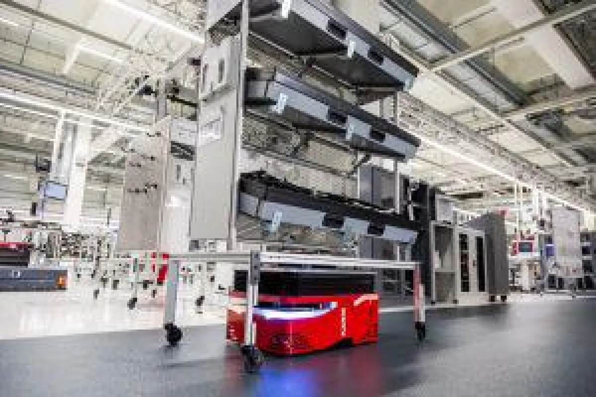 Der kleine Logistik-Roboter Karis Pro kann erstaunlich große Lasten Transportieren.  (Bild: KIT, Audi Sport GmbH)