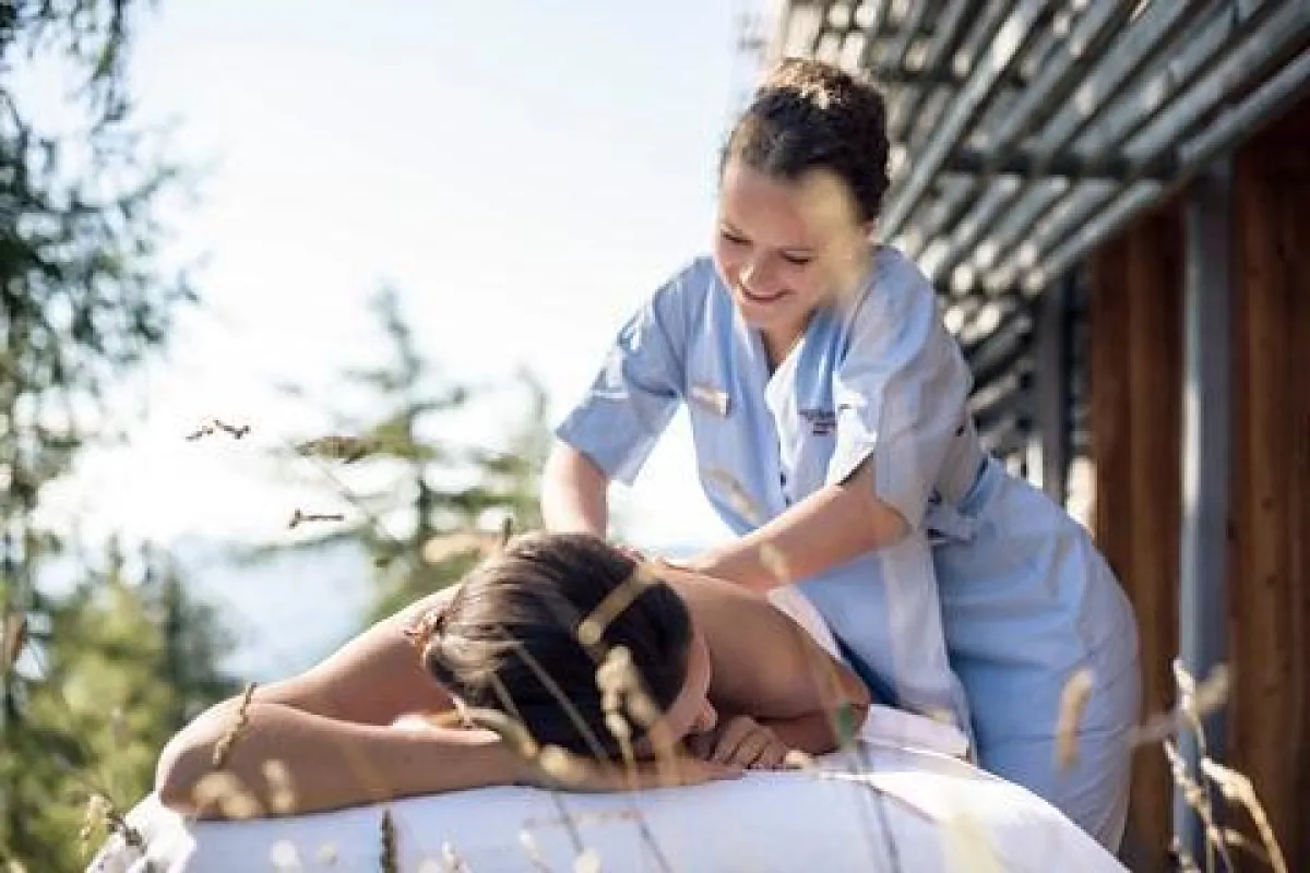 Hot Stone Rücken- und Ganzkörpermassagen im Wohlfühlhotel Lena***s in Plaus bei Naturns. (Bild SMG)