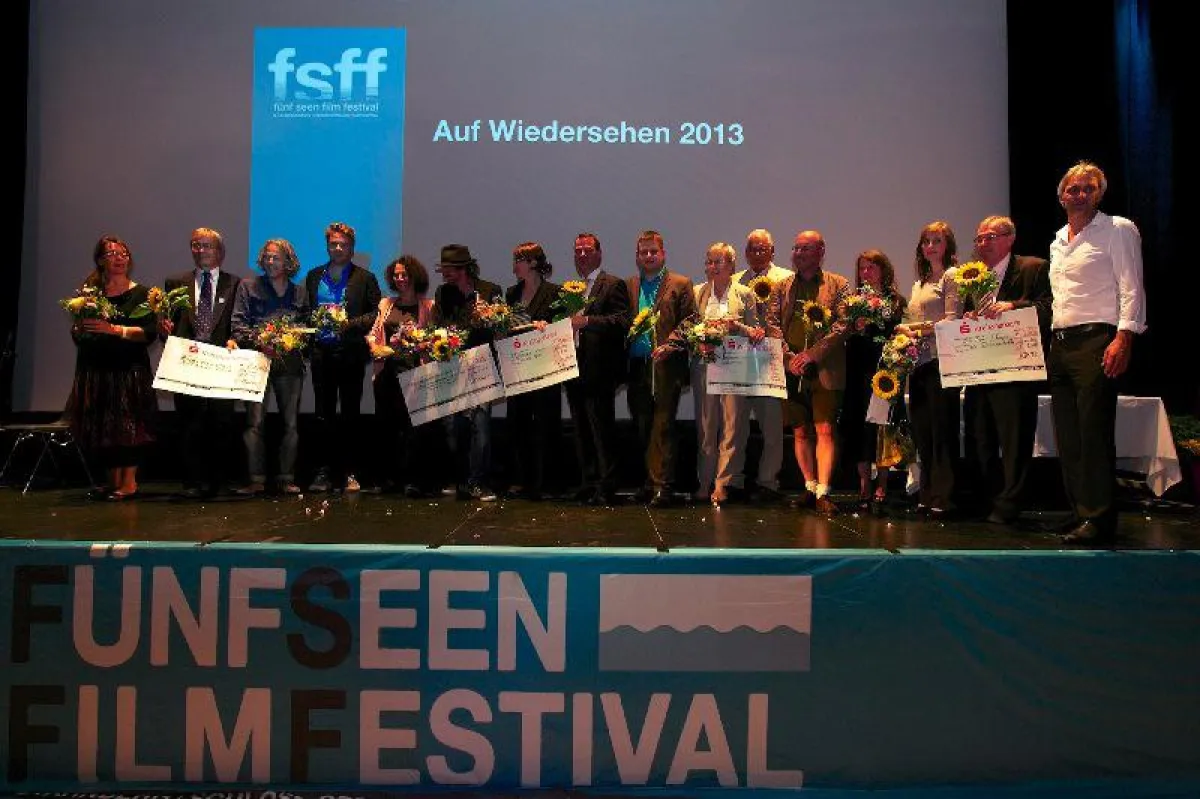 Die Gewinner der Hauptpreise des 6. Fünf Seen Filmfestivals mit Festivalleiter Matthias Helwig (rec
