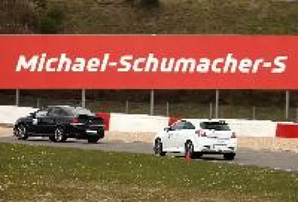 Bild: Start in die Touristenfahrten-Saison mit besonderem Highlight - Touristenfahrten auf Schumis Spuren