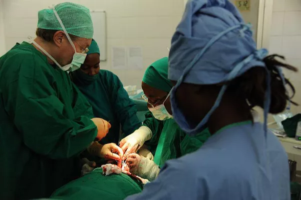 Bild: Kooperation zwischen webOP und der Hilfsorganisation Hernia International