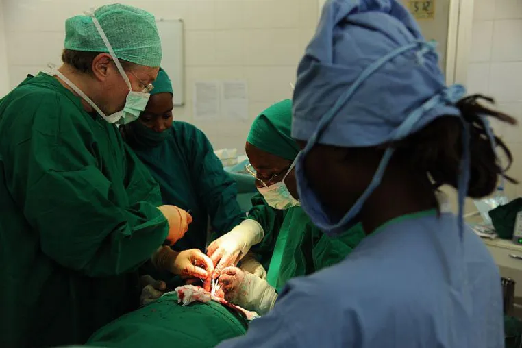 Bild: Kooperation zwischen webOP und der Hilfsorganisation Hernia International