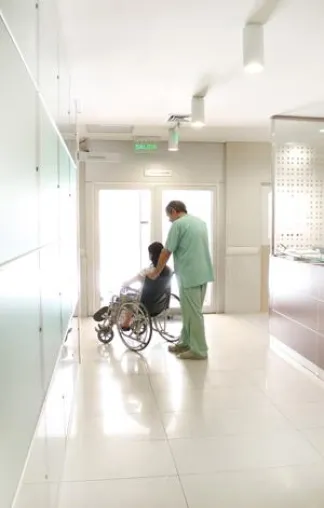 Bild: Der Patient im Mittelpunkt - Patiententransporte im Krankenhaus