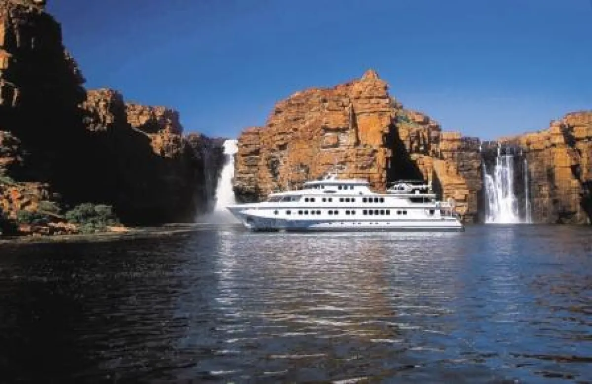 Mit dem Schiff vorbei an den Wasserfällen der Kimberley-Region.