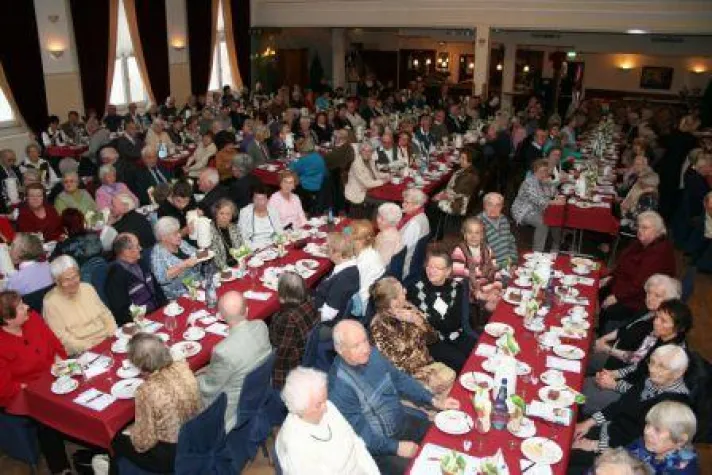 Rüsselsheimer Volksbank begrüsst 300 Mitglieder zur 63. Senioren-Geburtstagsparty Bild: Rüsselsheimer Volksbank begrüsst 300 Mitglieder zur 63. Senioren-Geburtstagsparty