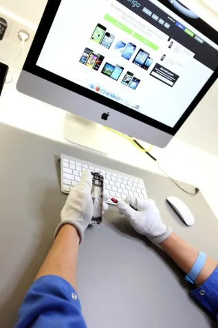 iPhone Service in der Heyne Fabrik: Mach Dein Altes wieder flott Bild: iPhone Service in der Heyne Fabrik: Mach Dein Altes wieder flott