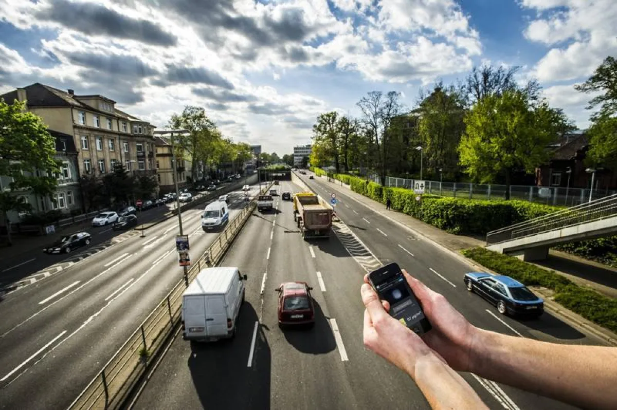 Das Forschungsprojekt SmartAQnet bringt Daten aus alten und neuen Messsystemen wie Smartphone-Sensoren zusammen, um Feinstaub in der Stadt besser zu verstehen.  (Foto: P. Langer/ KIT)