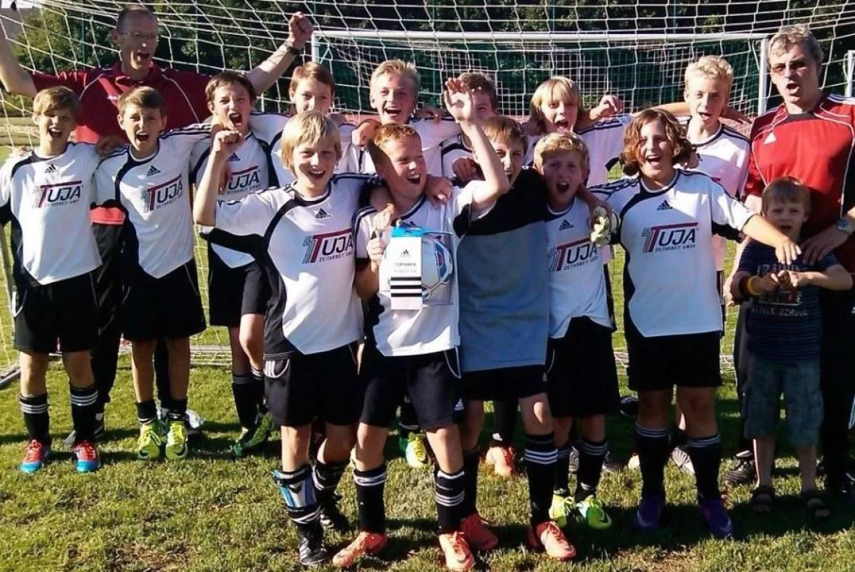 Peter Hamer, Alfred Schwarzbauer und das siegreiche Team des TSV Unsernherrn