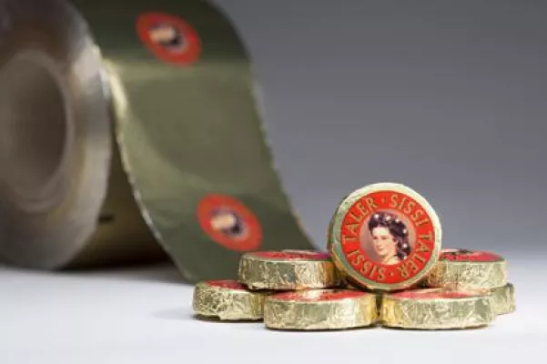 Bild: Mit SuperThin, Waxed Paper oder Paper Look von Schur Flexibles im Süßwarenregal nachhaltig punkten