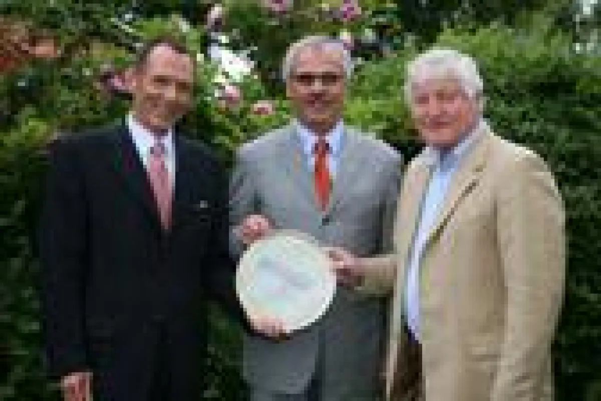 Freuen sich über die stolze Spendensumme: Ottmar Flach (li.), Hans-Bernhard Port, Prof. Wolfgang Simler (re.)