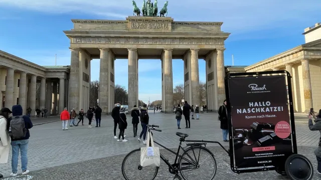 Bild: Mit Außenwerbung zu Fachkongressen werben: Voll ins Schwarze zur DMEA 2022