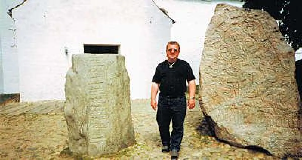 Der Autor auf den Spuren der Wikinger, hier bei den Königsgräbern in Jellinge/Dänemark