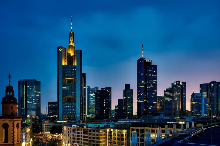 Bild: Frankfurter Hochzeitspaare entscheiden sich immer öfter für eine Freie Trauung