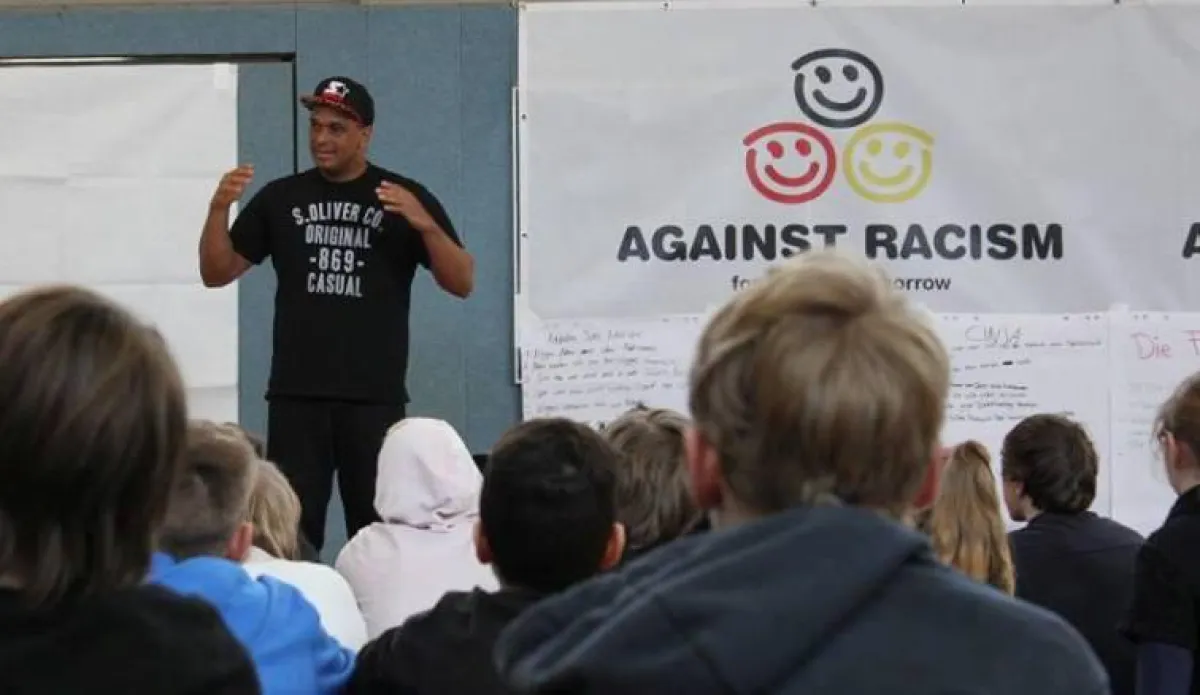 Musiker 2schneidig engagiert sich „Against Racism“ an Schulen