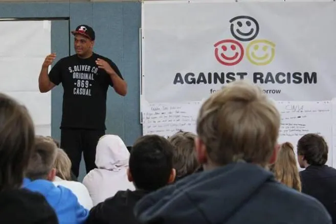 Musiker „2schneidig besucht Mittelschule mit Antirassismusprogramm Bild: Musiker „2schneidig besucht Mittelschule mit Antirassismusprogramm