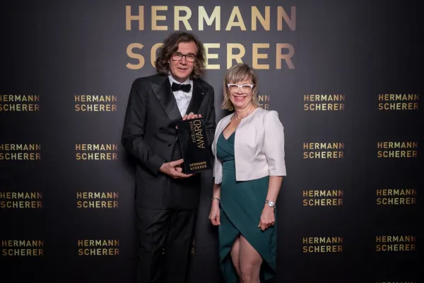 Bild: Kölner Juristin gewinnt Excellence Award mit Vortrag über transgenerationale Traumata