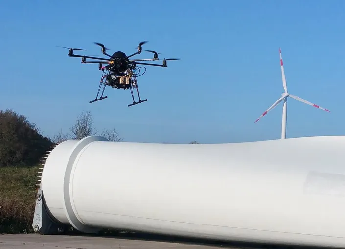 Bild: Projektpartner präsentieren Flugroboter zur Außeninspektion von Windenergieanlagen