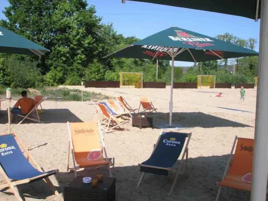 Bild: Der Platzhirsch öffnete seine Pforten – Sonne, Sand und Spaß – mitten in Berlin