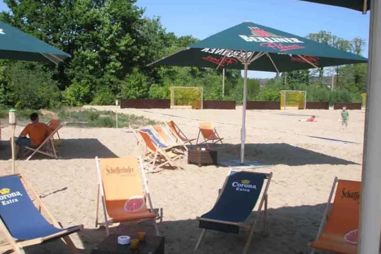 Bild: Der Platzhirsch öffnete seine Pforten – Sonne, Sand und Spaß – mitten in Berlin