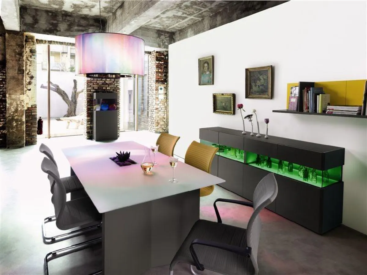 Matte Lackoberflächen in Grau, Weiß und Lemon und Vitrinen mit farbig beleuchteten Glaskuben zeichnen das neue now! no.15 aus.