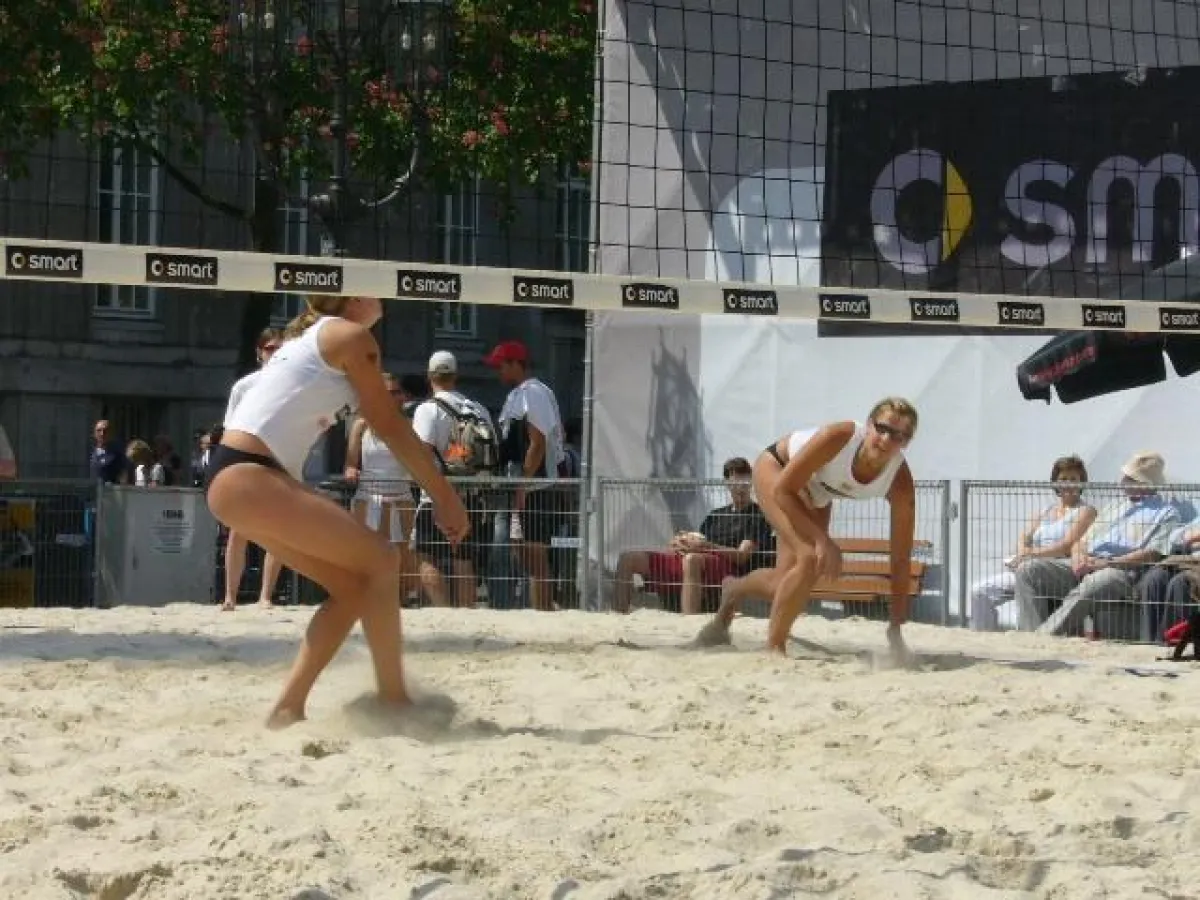 Ruth Flemig und Friederike Romberg am Netz