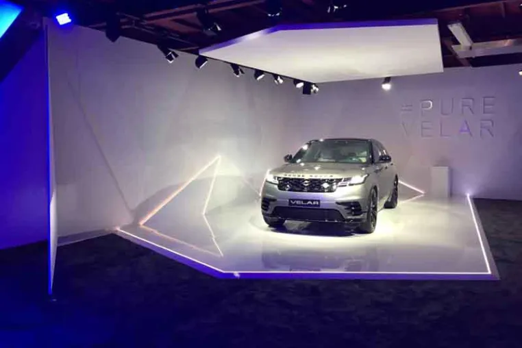 Bild: VOSS+FISCHER bringt Range Rover Velar aufs Schiff