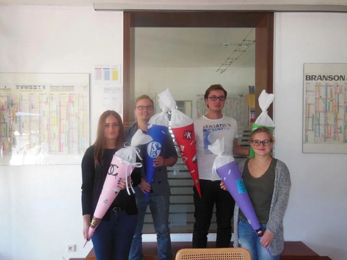 Die neuen Azubis mit Schultüte (Foto: OLYMP, frei zur Veröffentlichung bei Namensnennung)