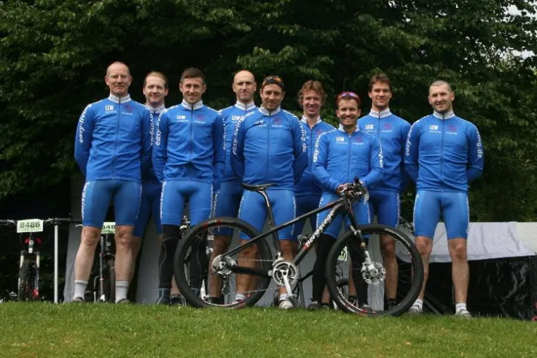 Bild: Team LEW Bergziege erfolgreich auf Platz 6 und 8 - 24-Stunden-MTB-Rennen in München versinkt im Regen