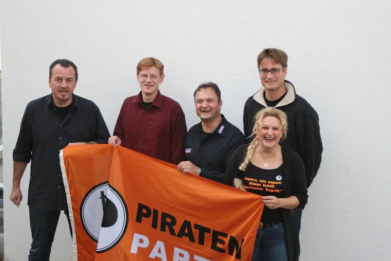 Bild: Niederbayerische Piraten stellen sich am Bezirksparteitag breit auf