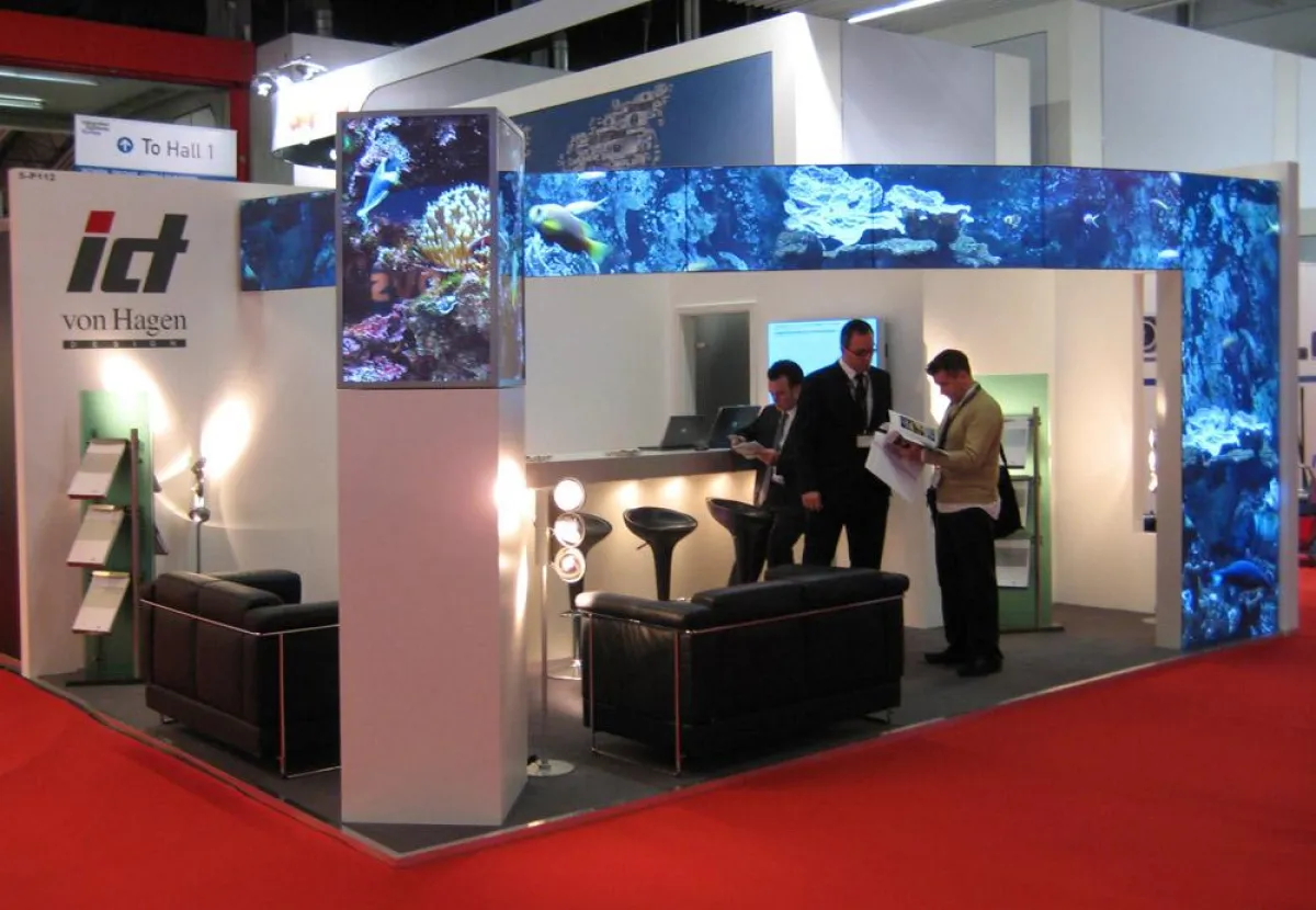 Konvexes Aquarium-Band und Säule aus ict Steglos FlatScreens