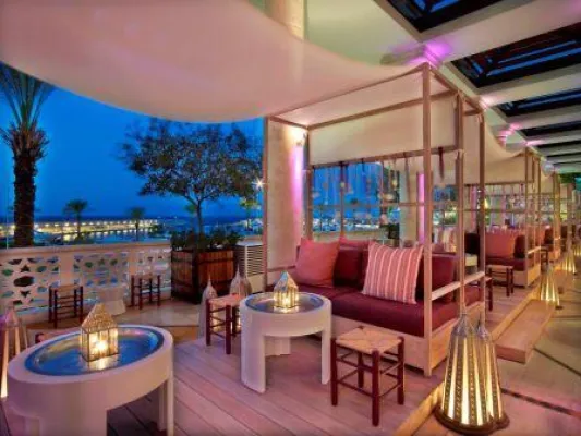 Im Bentley durch Beirut - Traditionshaus Phoenicia Beirut lockt zum Valentinstag Bild: Im Bentley durch Beirut - Traditionshaus Phoenicia Beirut lockt zum Valentinstag