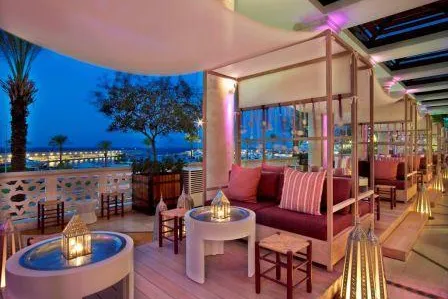Im Bentley durch Beirut - Traditionshaus Phoenicia Beirut lockt zum Valentinstag Bild: Im Bentley durch Beirut - Traditionshaus Phoenicia Beirut lockt zum Valentinstag