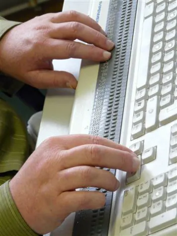 Der blinde Systemtechniker bei der Polizei in Dortmund ist ein „ganz normaler“ Kollege Bild: Der blinde Systemtechniker bei der Polizei in Dortmund ist ein „ganz normaler“ Kollege