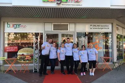Zwei Brüder eröffnen den ersten burgerme-Store Wolfsburgs Bild: Zwei Brüder eröffnen den ersten burgerme-Store Wolfsburgs
