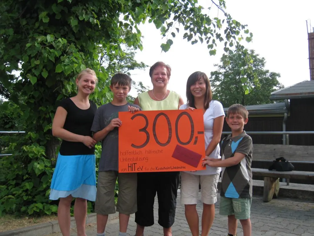 Kristin Voß (l.) und Julia Hauptmann (2.v.r.) vom HIT e.V. der Hochschule Harz übergaben die Spende an Leiterin Steffi Zörner (m.), Marcel (2.v.l.) und Manuel (r.) vom Kinderheim „Waldmühle“ in Wernig