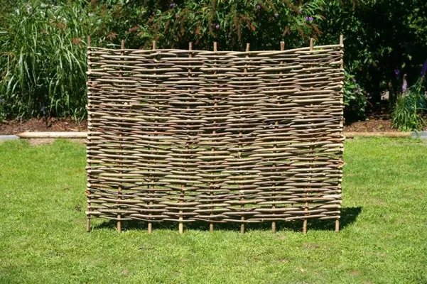 Bild: Gartenzaun neu definiert: Gestaltungselement statt nur funktioneller Abtrennung aus Weide- und Haselnussruten