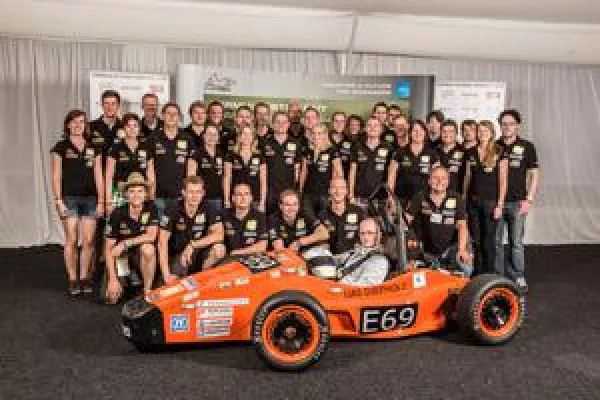 Bild: 'Formula Student'-Team der FHTW Diepholz unterstützt von Basista Leiterplatten GmbH