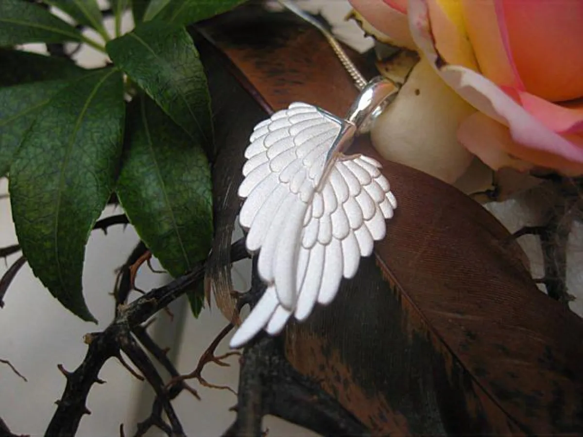 Auf dem Weg zum Kultschmuck: Engelsflügel