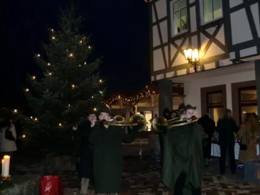 Bild: Weihnachtsmarkt im Dorf am See: Kunst, Konzert, Kulinarik und Geschenkideen