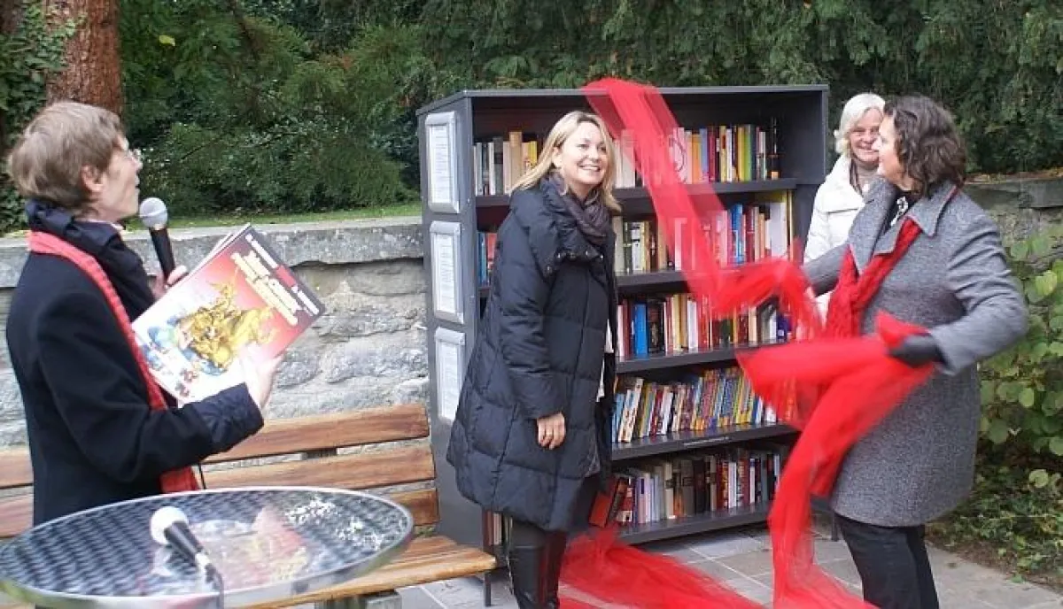 Oberbürgermeisterin Sabine Becker (2.v.l.) übergibt das Bücherregal zusammen mit Vereinsmitgliedern der Öffentlichkeit