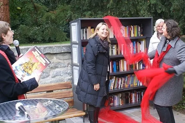 Bild: Lesezeichen e.V. installiert öffentliches Bücherregal in Überlingen