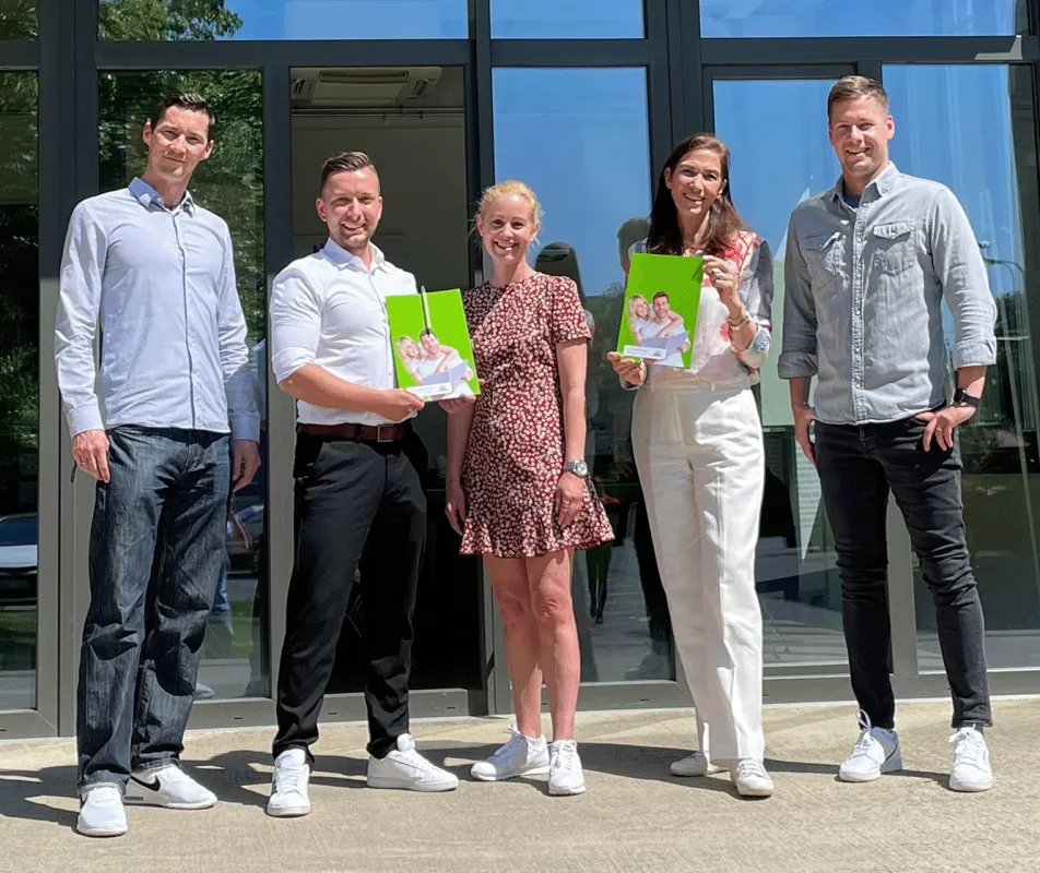 Fricke (EASYFITNESS, zweiter v.li.) und das Beratungsteam der IST zelebrieren die Kooperation (© EASYFITNESS Franchise GmbH)