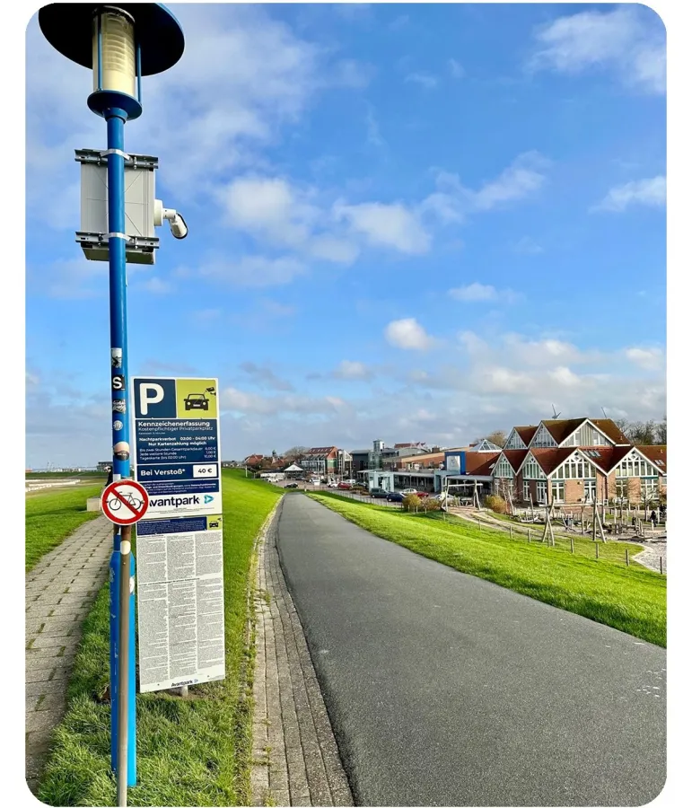 Einfahrt Parkplatz Badewerk Nord, Neuharlingersiel (© Avantpark)