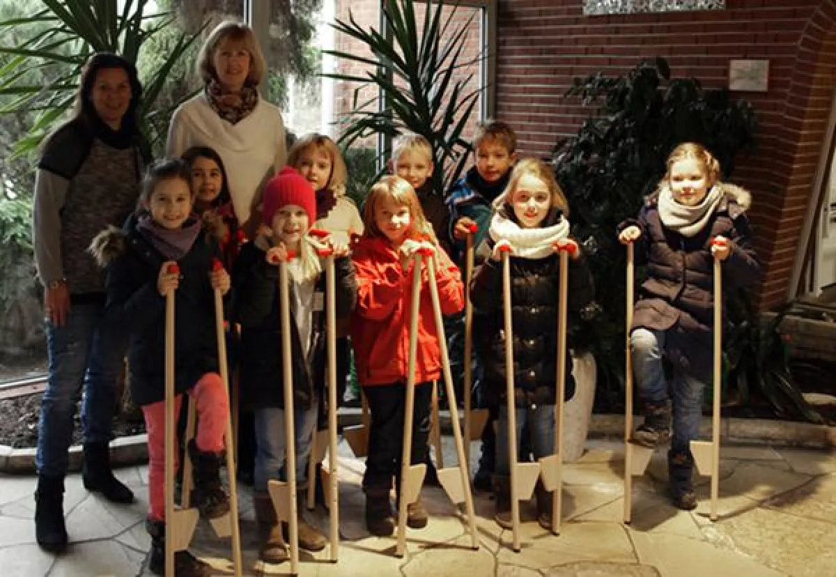 Stelzenübergabe an der Grundschule Oststeinbek (Foto: Döbler Werbeartikel)