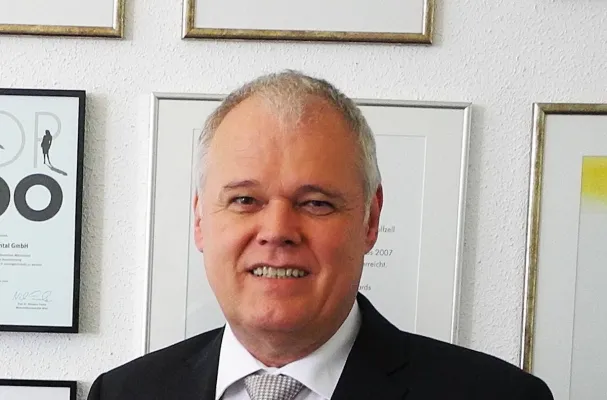 Bild: Dr. Walser Dental: Gerhard R. Daiger als „Unternehmer der Zukunft“ ausgezeichnet