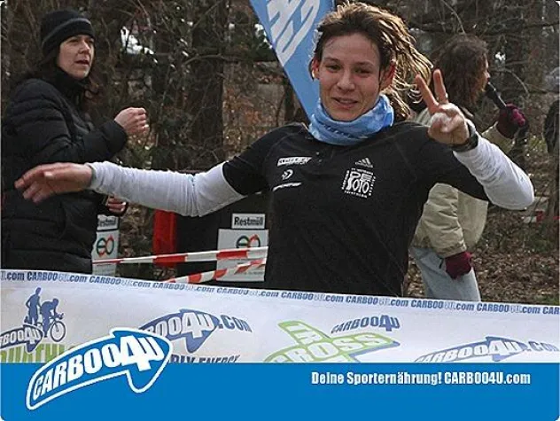 Carboo4U Athletin Jenny Schulz und Stefan Hinze siegen beim Offenbacher Suppenschüsselcross Bild: Carboo4U Athletin Jenny Schulz und Stefan Hinze siegen beim Offenbacher Suppenschüsselcross