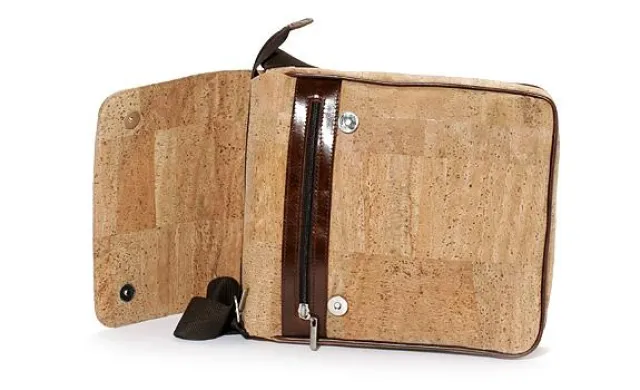Bild: Co2-neutral, leicht und strapazierfähig: Stylische Kork-Taschen sind der Frühjahrstrend in 2011