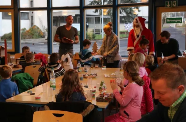 Bild: Bei KAMAX kam der Nikolaus: Über 60 Kinder bei Weihnachtsfeier im Betriebsrestaurant in Homberg (Ohm)