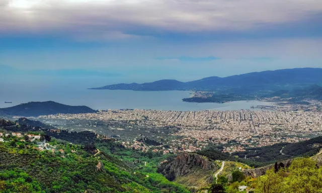 Bild: Segeln in Griechenland. Optimale Flüge zur Segelyacht nach Volos
