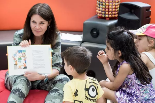 Bild: Patricia Schäfer las Kindern vor, Gropius Passagen übergaben Vorlesebibliotheken an Einrichtungen in Neukölln